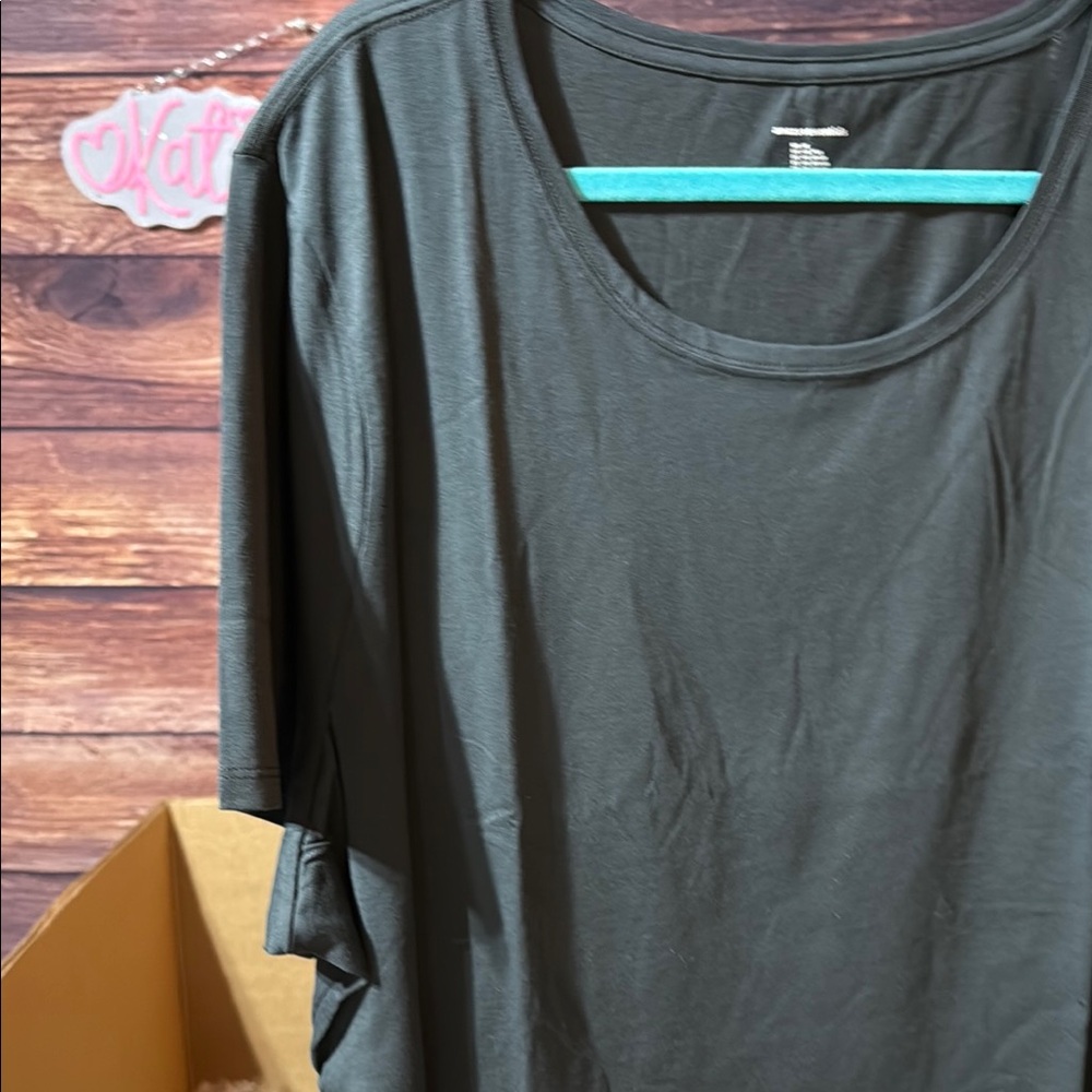 Amazon Essentials Women’s Plus Size Black Scoop Neck T-Shirt 4X New With Tags